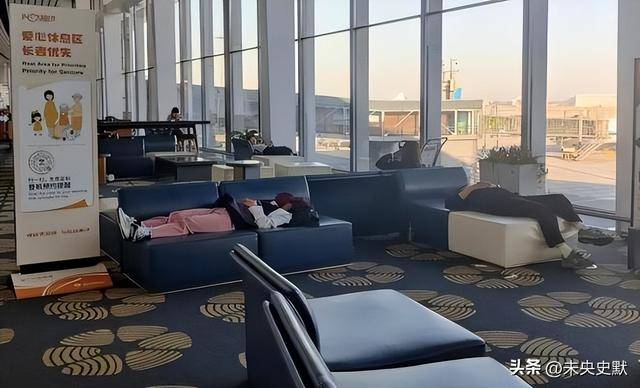 成了“深夜避风港”？一句话点醒行业AG真人国际旅客睡成一片大兴机场却(图3)