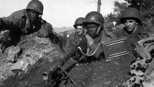 寨时看到了啥怪事?然后选择撤退?AG真人旗舰厅志愿军夜袭美军营(图1) 寨时看到了啥怪事?然后选择撤退?AG真人旗舰厅志愿军夜袭美军营(图1)